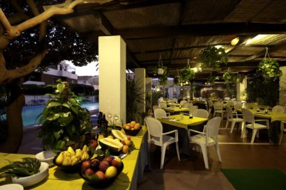 Buffet/Dining Area