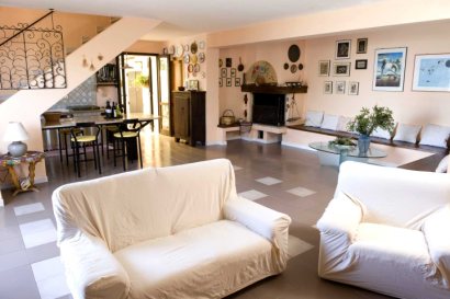 Lounge/dining area