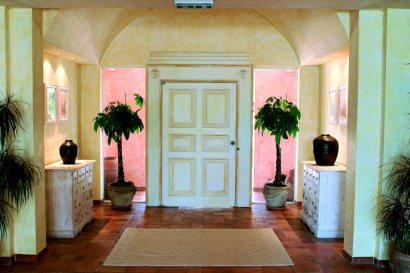 Hotel Lobby/Entrance