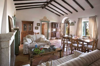 Lounge/Dining Area