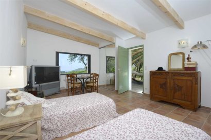 Separate studio with twin beds