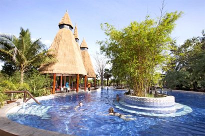 The swimming pool at Mandina Lodge