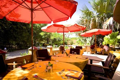 Informal lunchtime dining