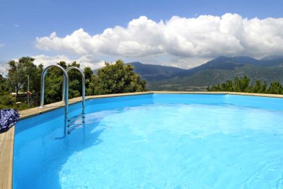 Free standing raised pool