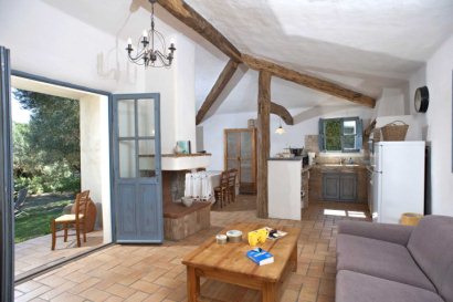 Open plan living area & kitchen