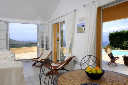 Lounge/Dining area and Views